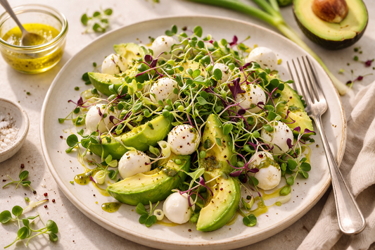 Avocat, mozzarelline & micro-pousses : une assiette fraîche et gourmande
